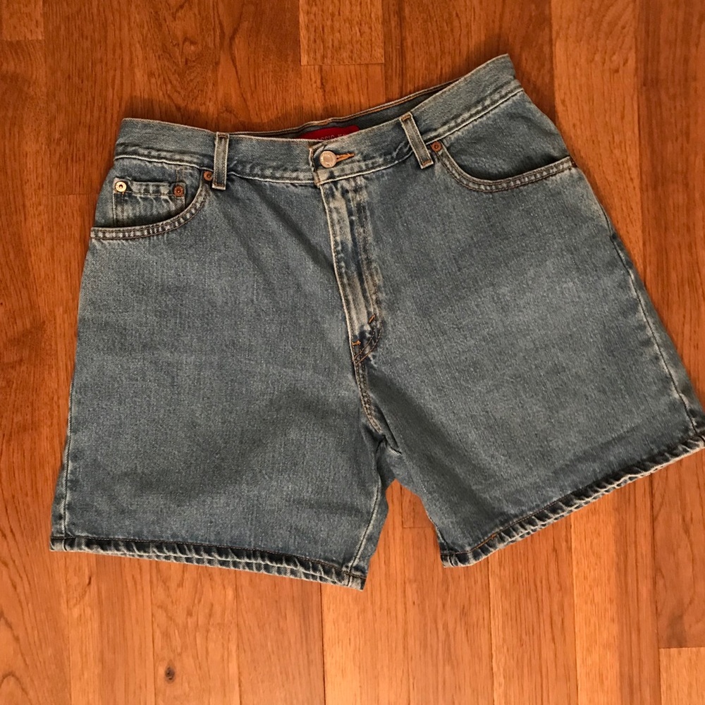 Levi’s Classic Fit Jean shorts size 14